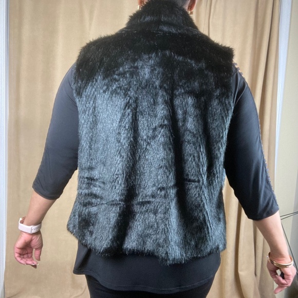 Steve Madden Black Faux Fur Vest, size 1X - Picture 16 of 17